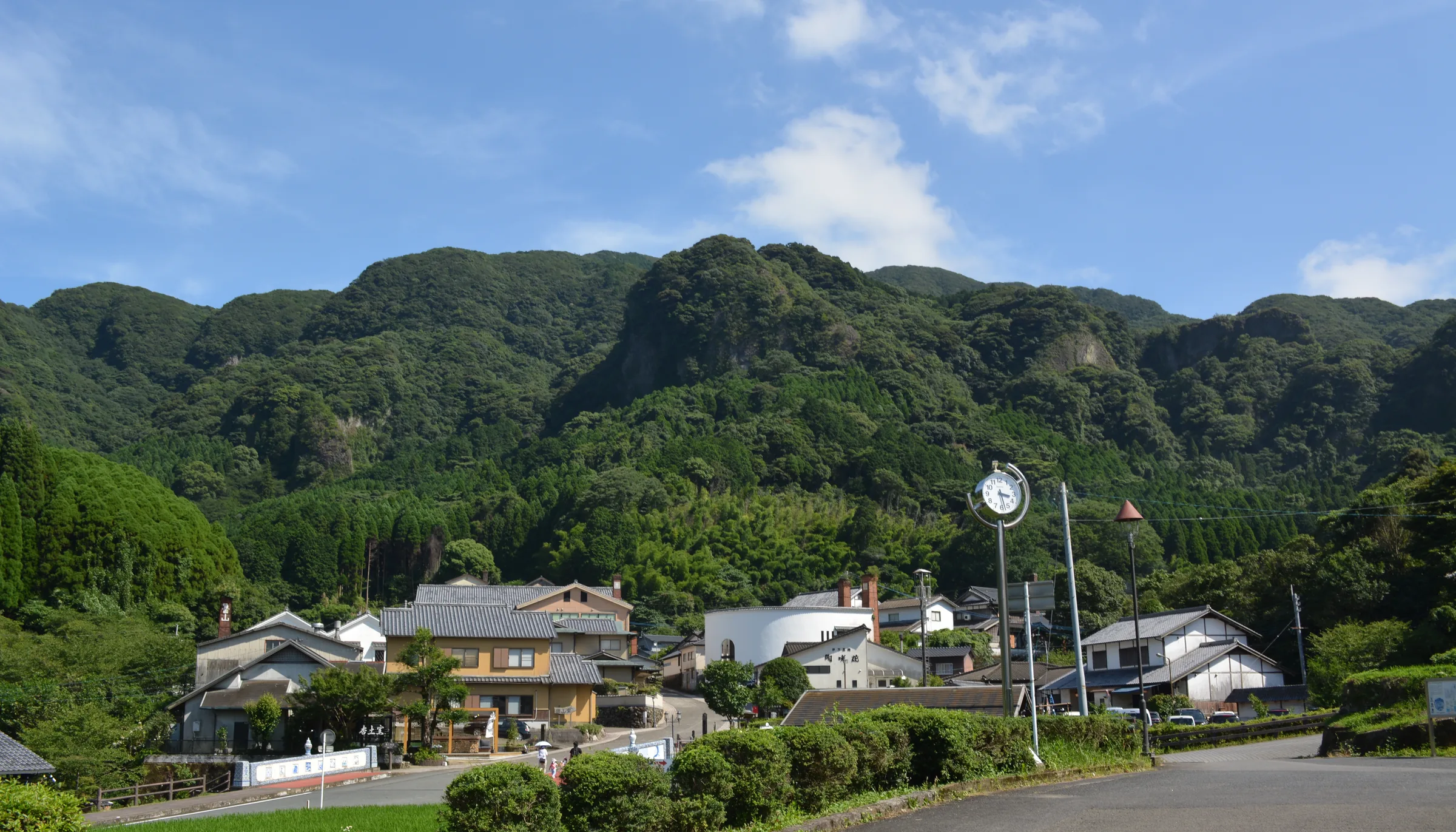 伊万里・大川内山の山並みと集落