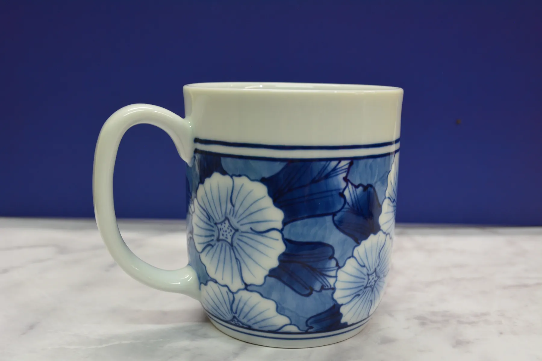 藍の花文様が美しいマグカップ