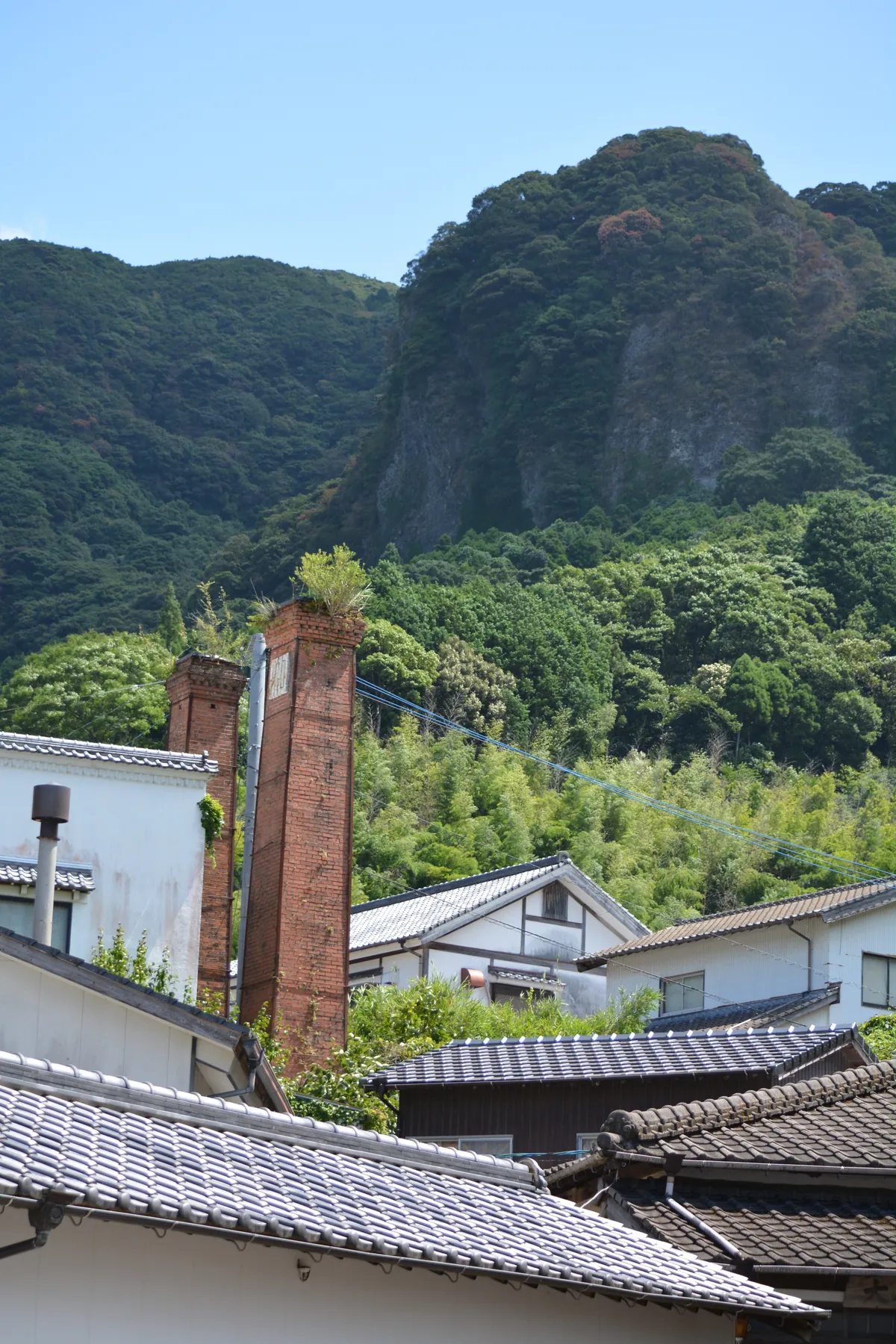 大川内山の山並みと窯元の屋根