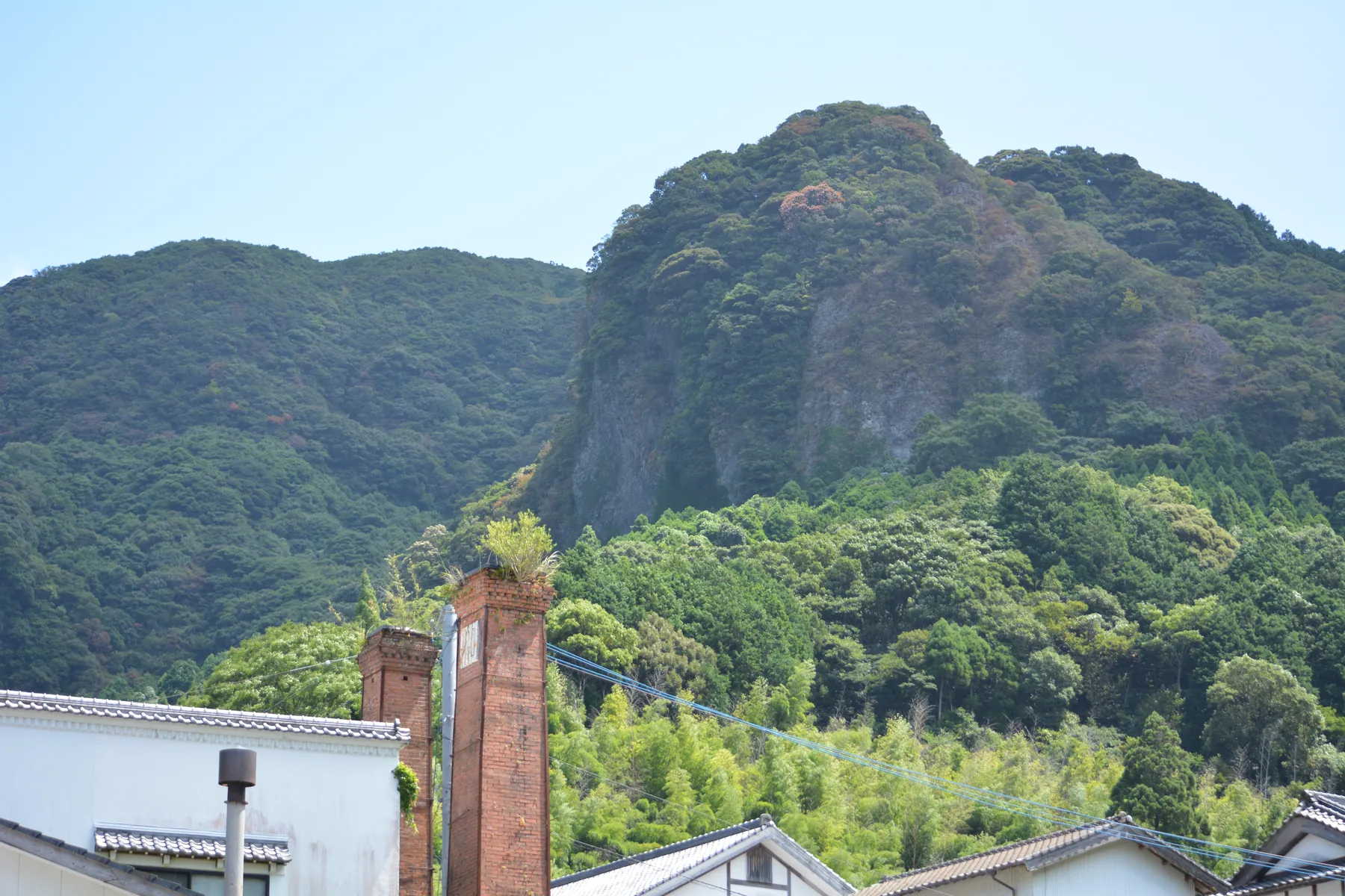 秘窯の里・大川内山の山並みと煉瓦煙突