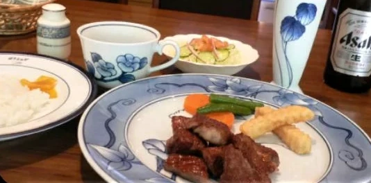 伊万里焼の器が彩る食卓